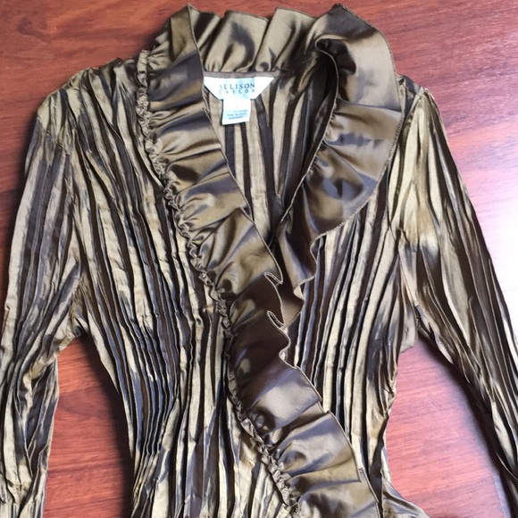 Romantic Ruffled Top - Picture 3 of 10